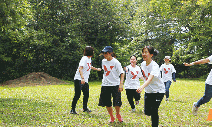 YMCAには3つのキャンプ場と、徒歩30秒の隣接するスポーツクラブがあるから、実践的な幼児体育指導が学べます。また、キャンプ実習でも運動あそびをたくさん学ぶことができます。